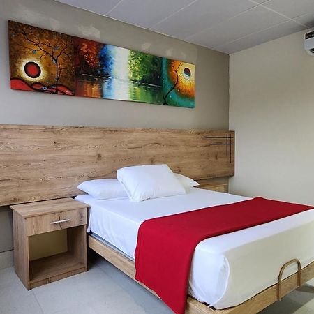 Hotel Murali - Cerca Del Aeropuerto De Гуаякиль Экстерьер фото